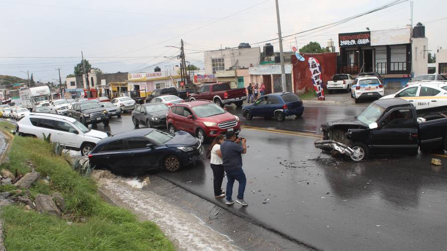 Pavimento mojado provoca aparatoso accidente, en Saltillo