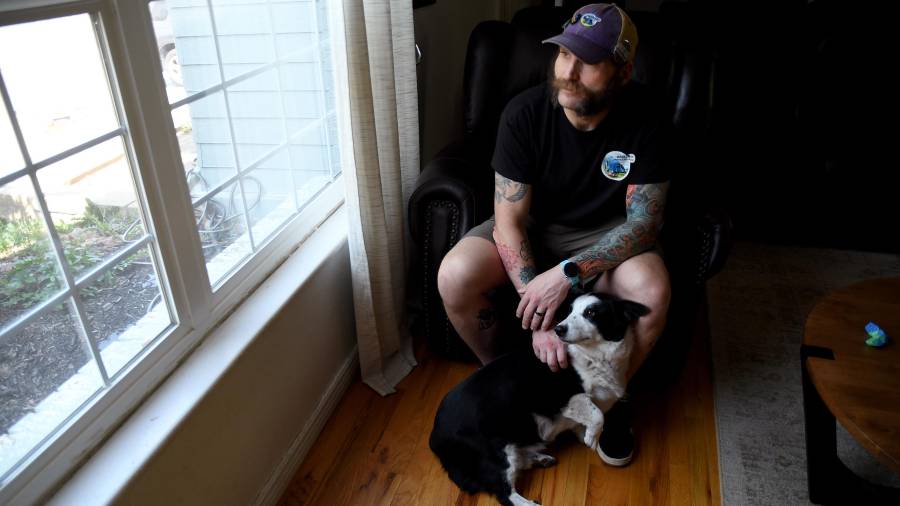 Joe Shearer, quien fue diagnosticado recientemente con traumatismo cerebral como resultado de los combates en Irak, posa para una fotografía en su residencia en Colorado Springs, Colorado.