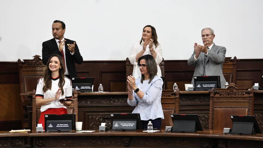 La presidenta de la Comisión de Gobernación, Puntos Constitucionales y Justicia, Guadalupe Oyervides, indicó que la propuesta se presentó conforme a lo establecido por la ley y subrayó la trayectoria del exgobernador como respaldo para asumir el cargo.