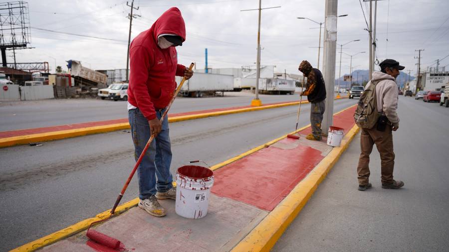 El Gobierno Municipal de Ramos Arizpe realizó trabajos de pintura y mantenimiento en camellones y cordón cuneta del bulevar Plan de Guadalupe.