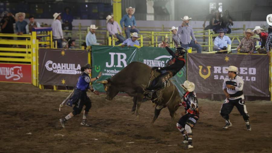 El jinete saltillense Roberto Saucedo logró los 8 segundos sobre el toro Sonrics y obtuvo 80 puntos. Foto: Homero Sánchez