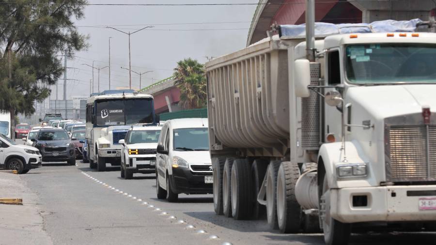 Especialistas en movilidad advirtieron que, aunque la construcción de puentes y distribuidores viales puede reducir temporalmente el tráfico en Saltillo, el crecimiento constante del parque vehicular vuelve insuficientes estas obras con el paso de los años.
