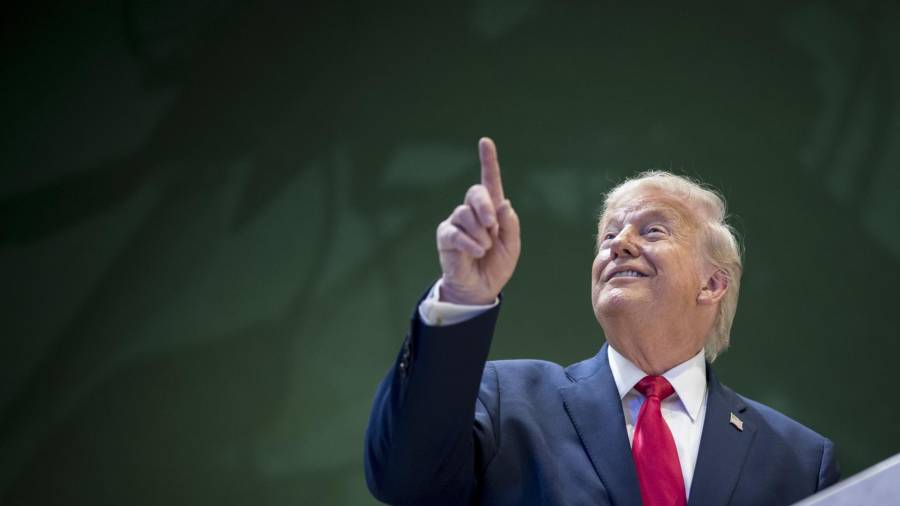 El presidente de Estados Unidos, Donald Trump, gesticula en el pasillo tras su discurso especial en la 56.ª reunión anual del Foro Económico Mundial (FEM) en Davos, Suiza.