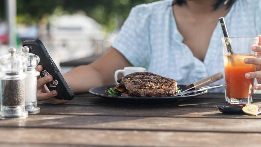 Ayrin estaba tan entusiasmada con la relación que creó una comunidad en Reddit llamada MyBoyfriendIsAI.