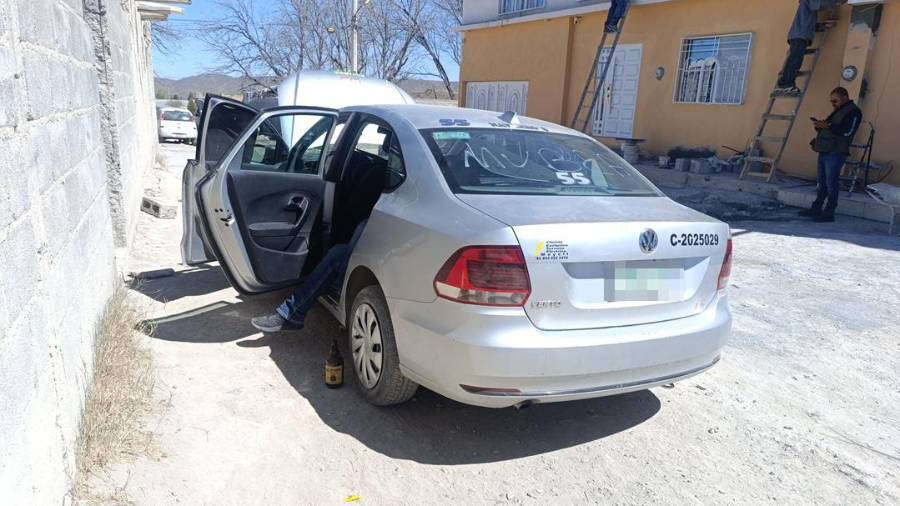 Los vecinos alertaron a las autoridades tras notar que los hombres permanecían más de dos horas en el taxi.