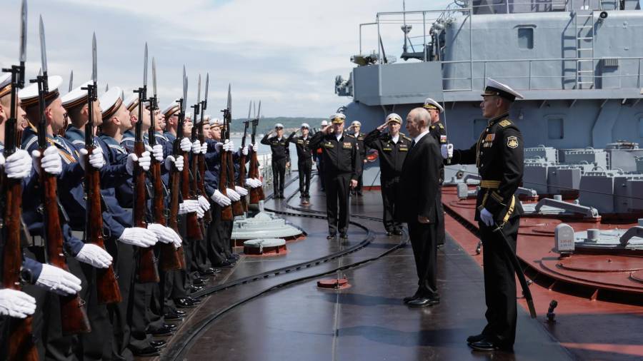 El presidente ruso, Vladímir Putin, visita el crucero de misiles de la Guardia *Varyag* durante la fase final de los ejercicios de la Flota del Pacífico frente a las costas de la región de Sajalín, Rusia.