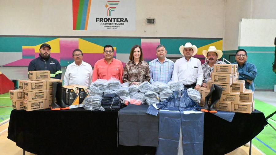 Trabajadores de Servicios Primarios y Obras Públicas de Frontera recibieron equipo de protección para fortalecer la seguridad durante sus jornadas laborales.