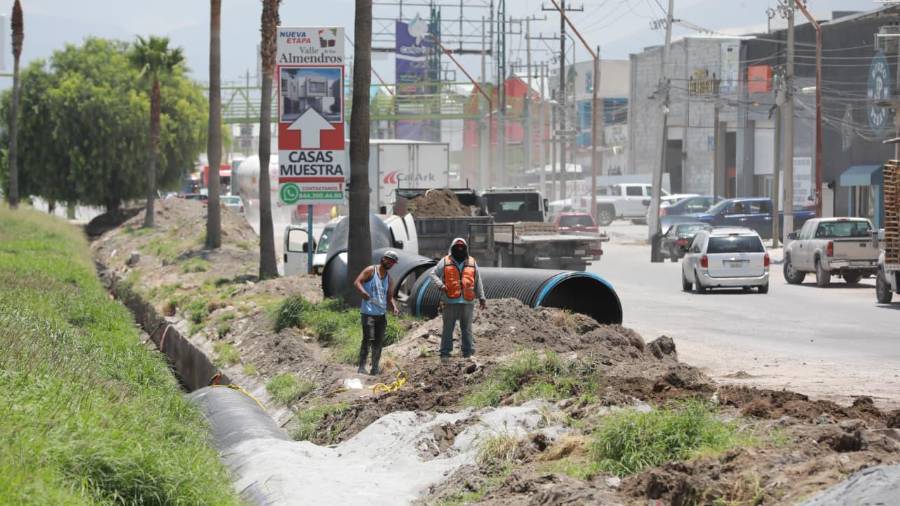 Los trabajos incluyen el retiro de sedimentos y la instalación de tubería para mejorar el flujo del agua y reducir riesgos de encharcamientos.