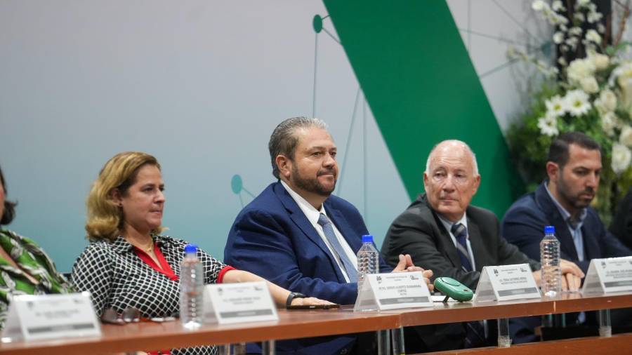 El alcalde Tomás Gutiérrez Merino (al centro), informó que el Municipio asumirá los trabajos ante la falta de recursos federales para intervenir la zona.