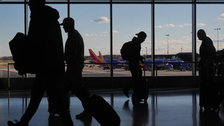 Pasajeros transitan por el Aeropuerto Internacional Thurgood Marshall de Baltimore. Miles de vuelos fueron cancelados por el cierre de gobierno, una tendencia que se prevé continúe esta semana.