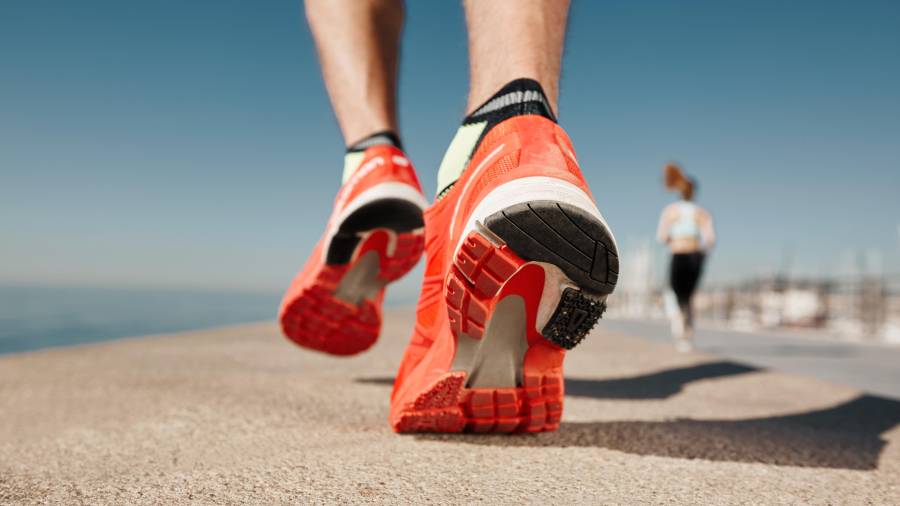 Las temperaturas mínimas récord y las nevadas incesantes en muchas partes del país han hecho que entrenar al aire libre sea difícil.