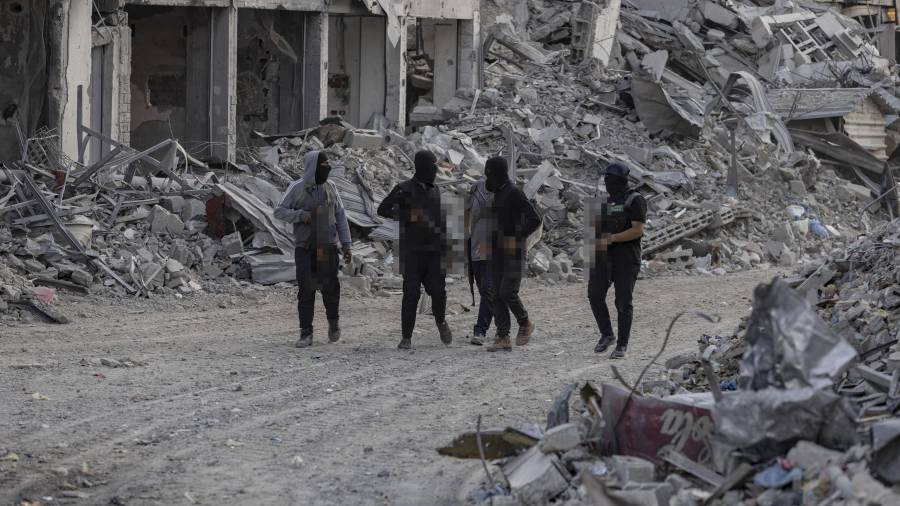 Miembros del brazo armado de Hamás buscan el cuerpo de un rehén israelí en el barrio de Shuja’iyya, al este de la ciudad de Gaza, el 5 de noviembre de 2025. Un alto el fuego tras dos años de guerra con Israel ha permitido a Hamás consolidar su control del poder. «Sigue en pie», declaró un funcionario israelí.