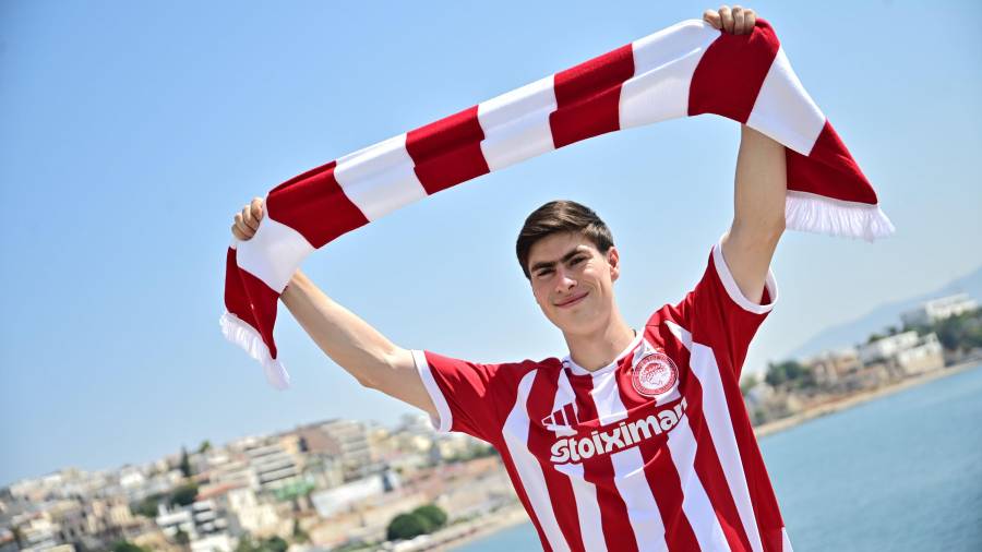 Armando ‘Hormiga’ González fue presentado como nuevo delantero del Olympiacos de Grecia.