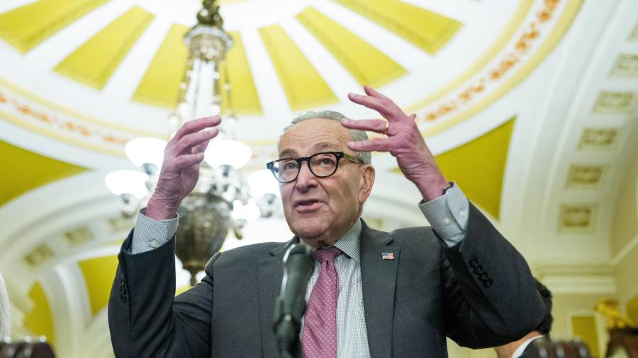 El líder de la minoría demócrata del Senado estadounidense, Chuck Schumer, pronuncia un discurso durante una conferencia de prensa en el Capitolio de los Estados Unidos en Washington.