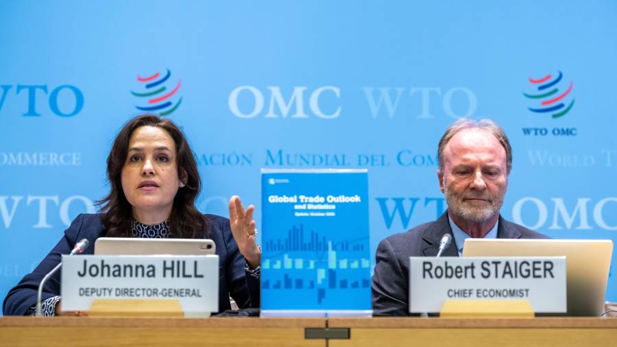 La subdirectora de la Organización Mundial de Comercio Johanna Hill (izq) y Robert Staiger, economista de la Organización Mundial de la Salud, en una conferencia en Ginebra, el 8 de octubre del 2026.