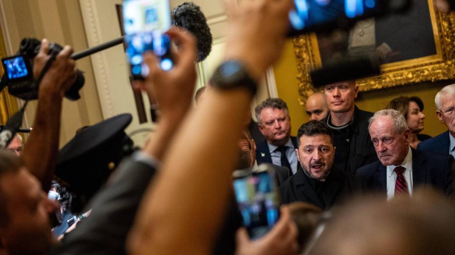 El presidente de Ucrania, Volodímir Zelenski, en el Capitolio de EU el martes. Zelenski ha intentado argumentar que las guerras en el Medio Oriente y en Ucrania tienen algunos elementos en común.