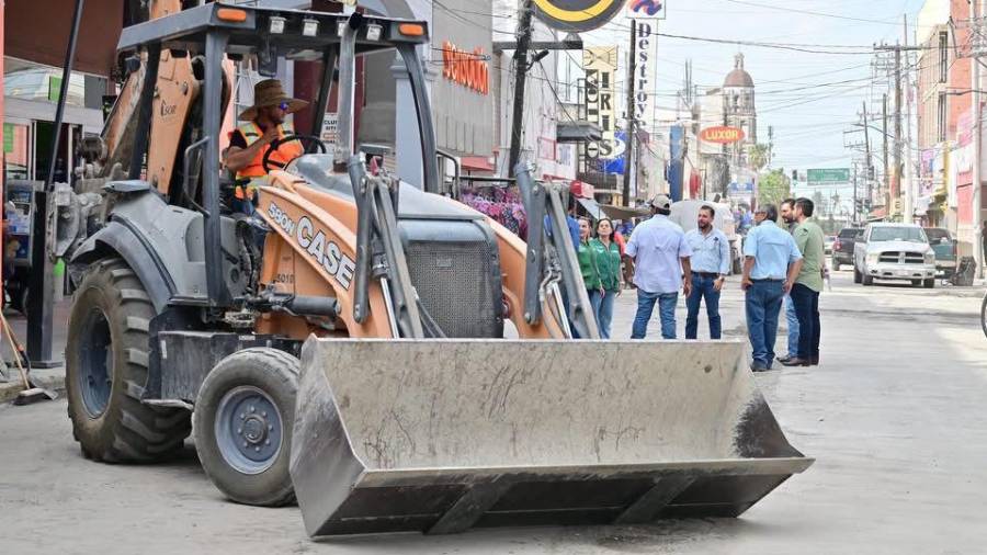 Las cuadrillas municipales realizaron trabajos de bacheo y mantenimiento de vialidades en distintos sectores de Monclova durante la última semana.