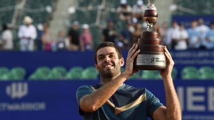 ARCHIVO.- Facundi Diaz Acosta se quedó con la copa del Abierto de Argentina al vencer al chileno Nicolás Jarry en el estadio Guillermo Vilas en Buenos Aires.