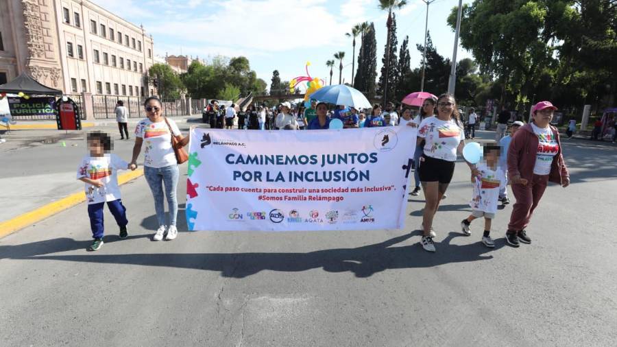 La caminata por el autismo reunió a organizaciones y familias en un recorrido sobre Venustiano Carranza.
