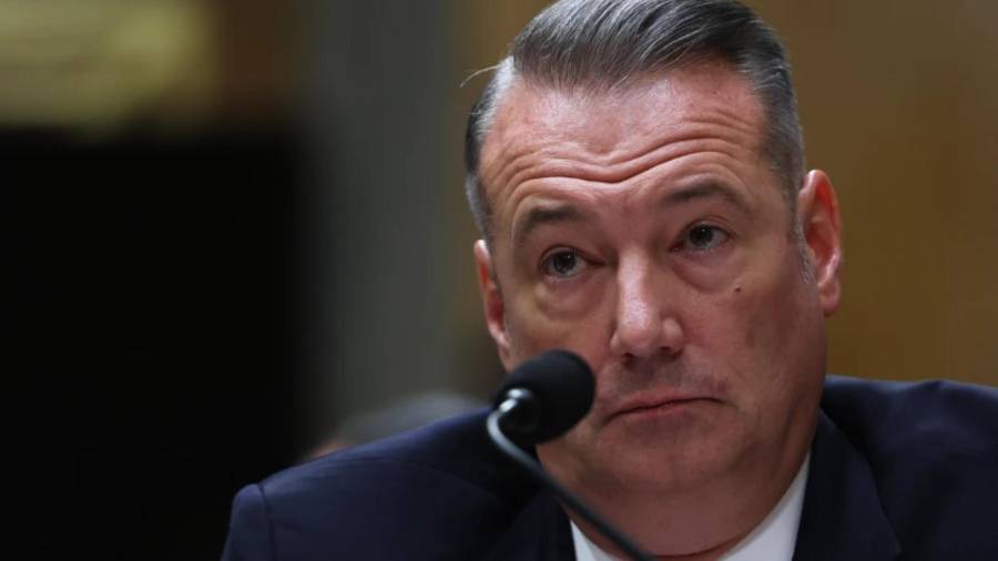 Todd Lyons, alto funcionario que desempeña las funciones de director del Servicio de Inmigración y Control de Aduanas de Estados Unidos, durante una audiencia del Comité de Seguridad Nacional del Senado.