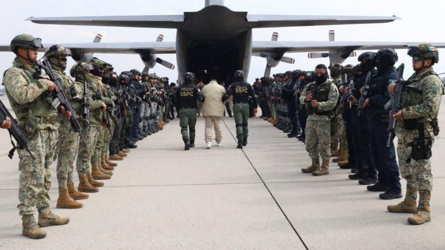 La Secretaría de Seguridad y Protección Ciudadana implementó un fuerte dispositivo de seguridad en el Aeropuerto Internacional de Toluca (AIT) para el traslado de al menos 37 presos del Centro Federal de Readaptación Social núm. 1 “El Altiplano”. Los presos, conocidos como PPL, partieron del AIT para ser extraditados hacia Estados Unidos en donde son requeridos por autoridades de aquel país, principalmente por el delito de narcotráfico.