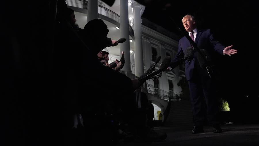 El presidente Donald Trump habla con los medios mientras camina hacia el Marine One desde la Casa Blanca.