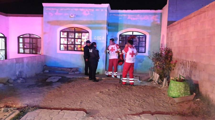 Paramédicos de la Cruz Roja brindaron atención a la adolescente, quien presentaba heridas leves y mostraba signos de intoxicación, según vecinos.