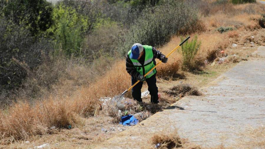 Se retiraron basura, escombro, maleza y material acumulado para mantener el flujo natural del agua.