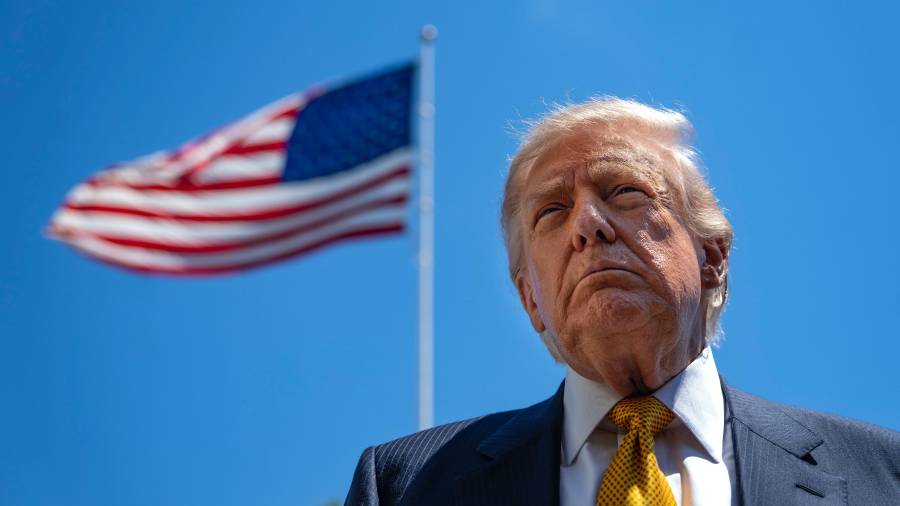 El presidente estadounidense Donald Trump habla con la prensa antes de partir de la Casa Blanca rumbo a China, en Washington, D.C..