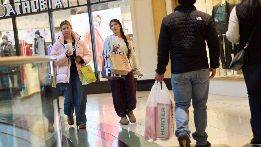 Compradores pasean por el centro comercial Somerset Collection en Troy, Michigan.