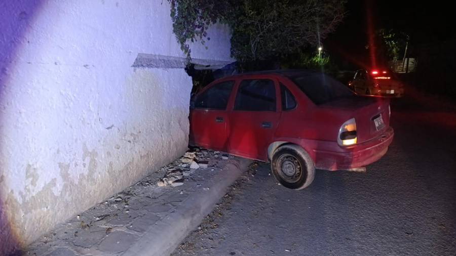 Un vehículo sin frenos descendió sin control por una pendiente hasta chocar contra un muro en Lázaro Cárdenas.