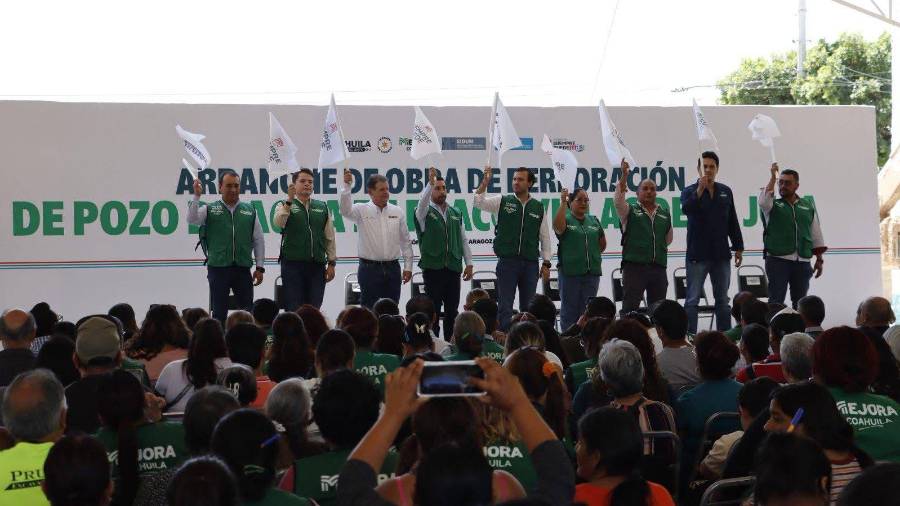 Gabriel Elizondo Pérez, titular de Mejora Coahuila (centro) dio el banderazo para el inicio de la perforación del pozo de agua