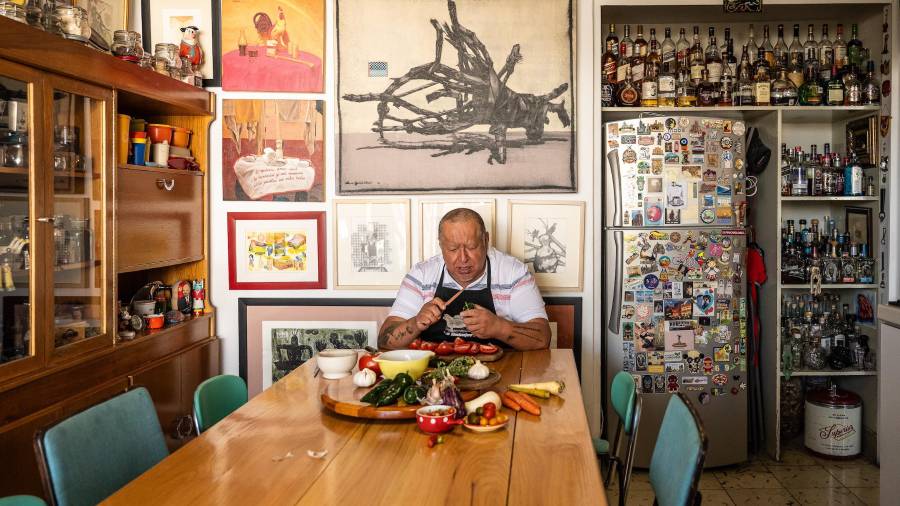 En la mesa de Nacho y Anita, los sabores se mezclan con risas, anécdotas y buena conversación.
