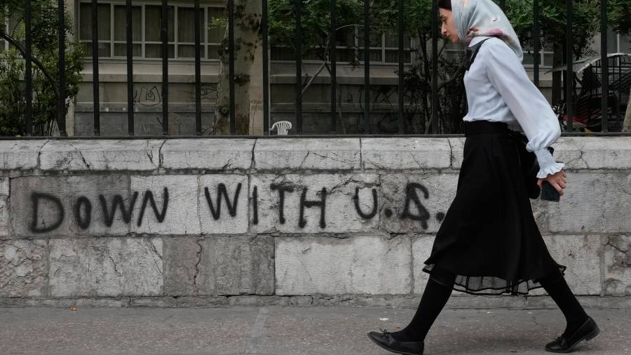 Un muro con graffitti en contra de Estados Unidos en Teherán, el 25 de abril del 2026.