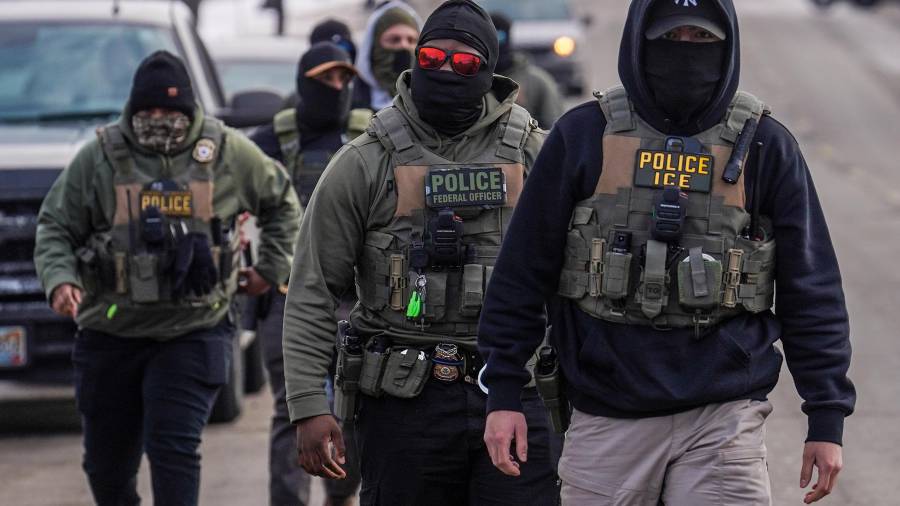 Agentes federales llevan a cabo un operativo migratorio el 5 de febrero de 2026, en las calles de Minneapolis, Minnesota.