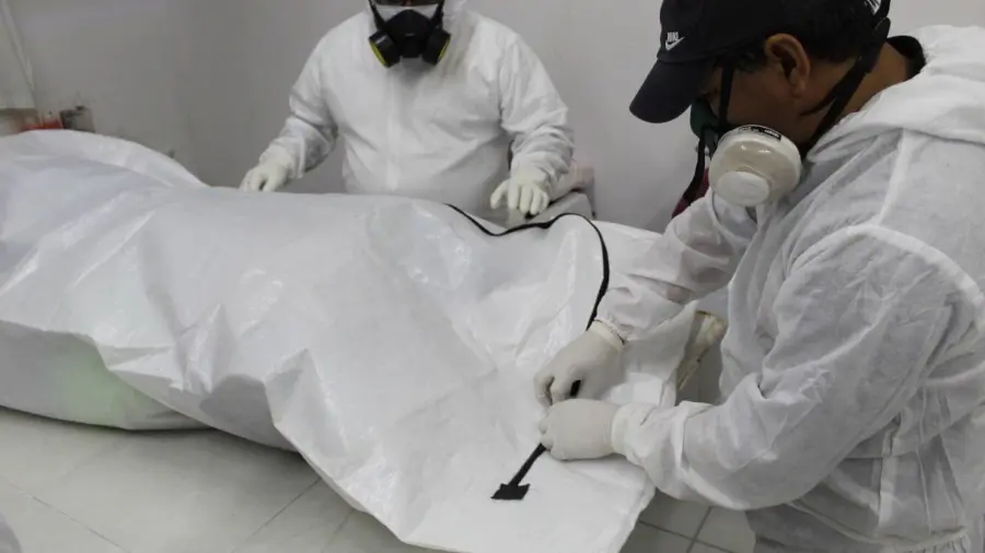 El cuerpo fue trasladado al Servicio Médico Forense, donde se practicaría la necropsia para establecer la causa de muerte.