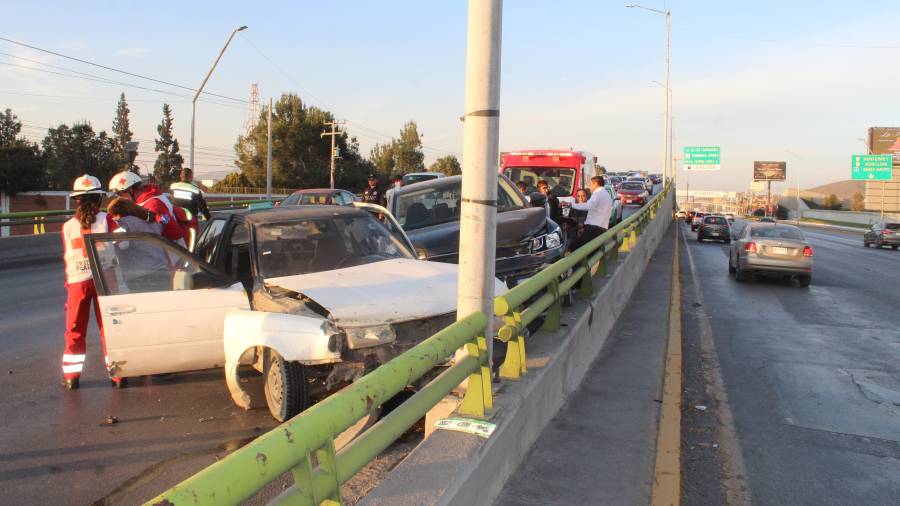 Los vehículos terminaron con notables daños.