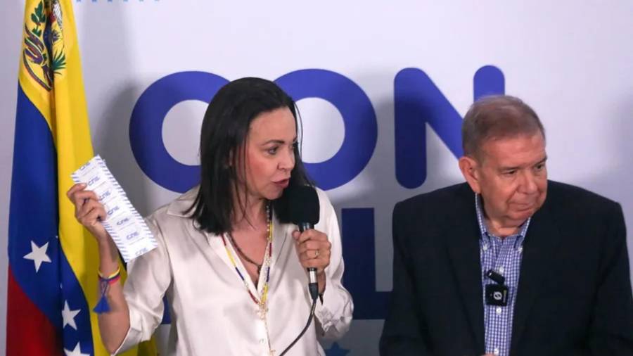 La líder opositora de Venezuela María Corina Machado (i) junto al candidato a Edmundo González Urrutia, durante una conferencia de prensa.