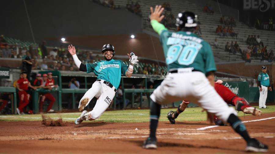 El juego inició a las 8:20 p.m. tras una intensa lluvia que cayó sobre Saltillo minutos antes del arranque.
