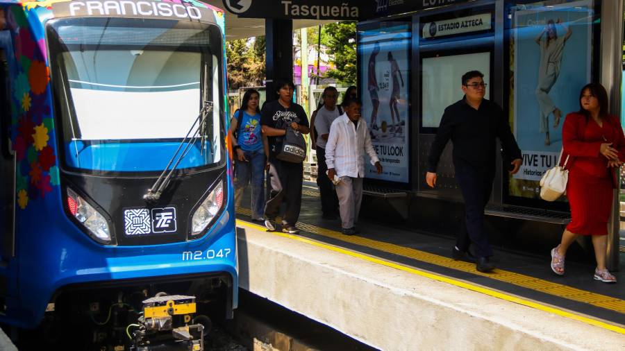 Los primeros reportes indican que la adulta mayor caminaba rumbo a la zona de torniquetes para acceder al transporte eléctrico.