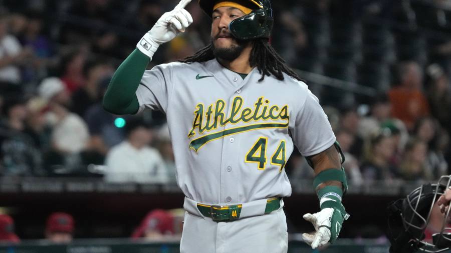 Joshua Kuroda-Grauer abandonó el juego de los Athletics después de recibir un doloroso impacto en la zona inguinal.
