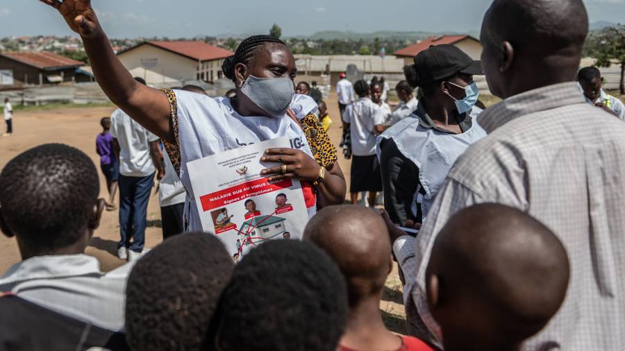 Vanny Birungi, voluntaria de la Cruz Roja, durante una campaña de sanitización en medio de un brote de ébola, el lunes 25 de mayo de 2026, en Bunia, Congo.