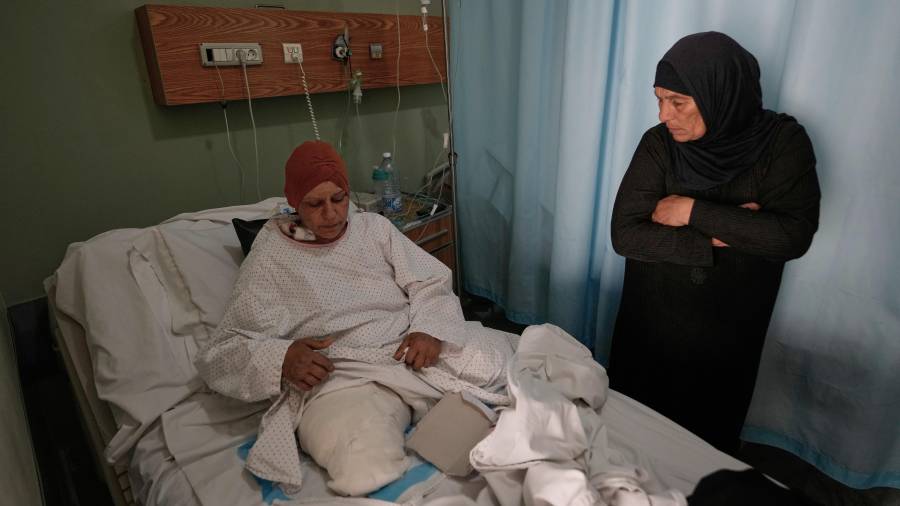 Sanaa Khalil, una agricultora siria de 35 años que perdió las dos piernas en un reciente ataque israelí mientras trabajaba en una plantación de bananas.