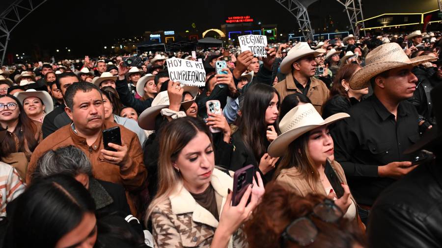 Equipados con chamarras y sombreros, los seguidores de la fiesta vaquera desafiaron el frío para disfrutar de los espectáculos.