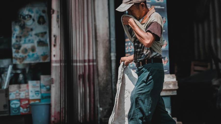 Trabajadores de la construcción, repartidores y vendedores ambulantes figuran entre los sectores más vulnerables durante las horas de calor extremo.