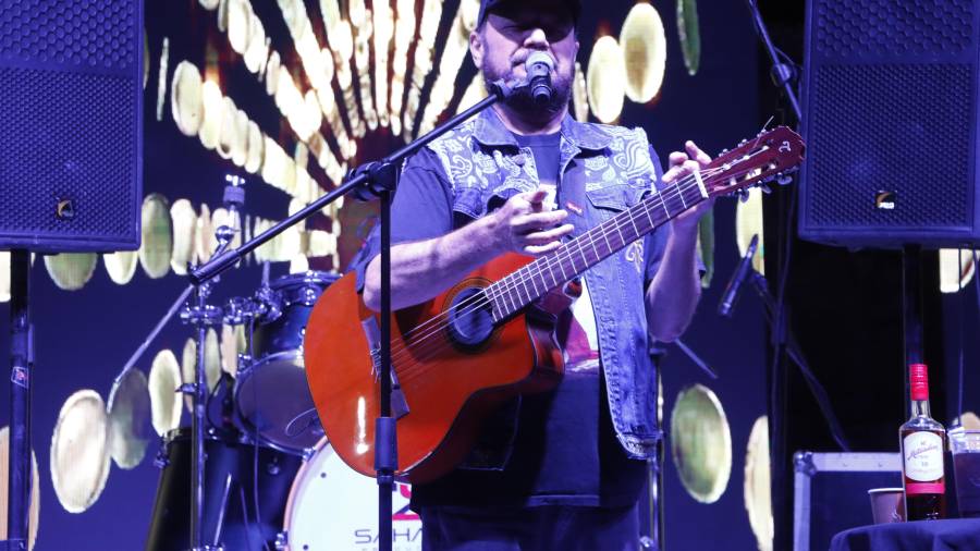 Música. Entre canciones, anécdotas y peticiones del público, Nicho Hinojosa ofreció una noche de romanticismo y bohemia con localidades agotadas.