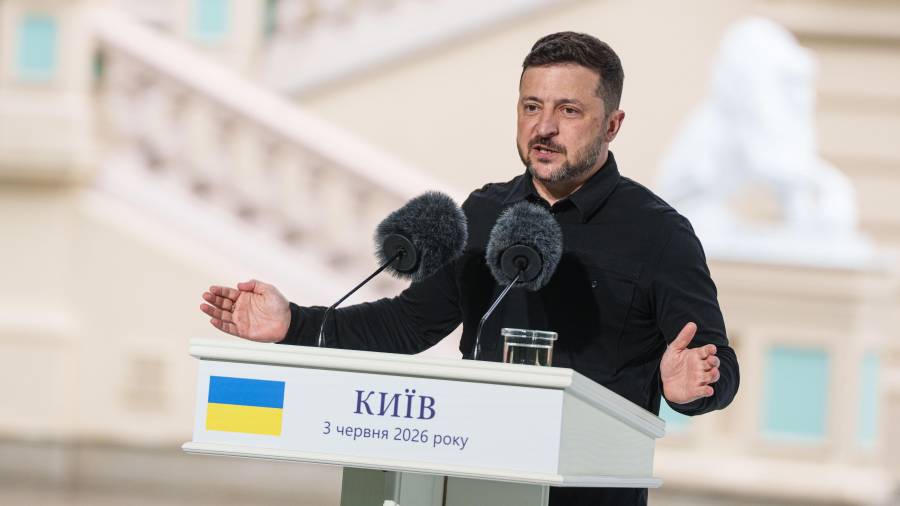 El presidente de Ucrania, Volodímir Zelenski, habla con periodistas durante una rueda de prensa conjunta con el secretario general de la OTAN, Mark Rutte (no aparece en la imagen), en Kiev.