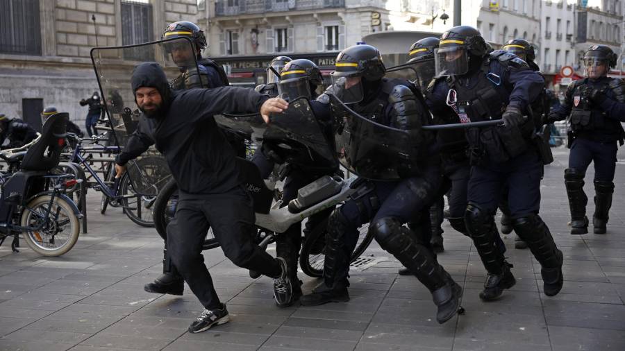 Agentes de la policía francesa detienen a un manifestante durante una protesta contra el aumento del costo de vida y los recortes en los servicios públicos, en París, Francia, el 17 de octubre de 2026.
