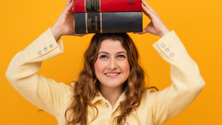 Sylvia Elena Dávila Arsuaga tiene 24 años, nació en Saltillo y su talento la ha llevado a ser asesora legal de la firma internacional Hogan Lovells en Monterrey.