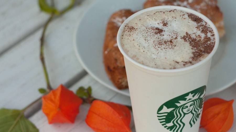 Creado en 2003 tras meses de ensayos en Seattle, el Pumpkin Spice Latte de Starbucks abrió un mercado millonario que hoy concentra cerca del 70 % de sus ventas anuales en una estricta ventana de tres meses.